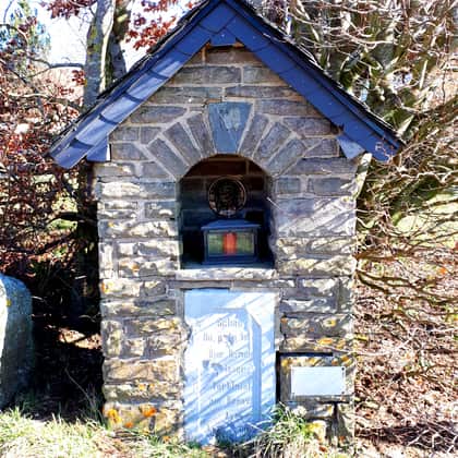 Kleiner Bildstock aus Bruchstein mit Schieferdach, in der Nische eine Laterne